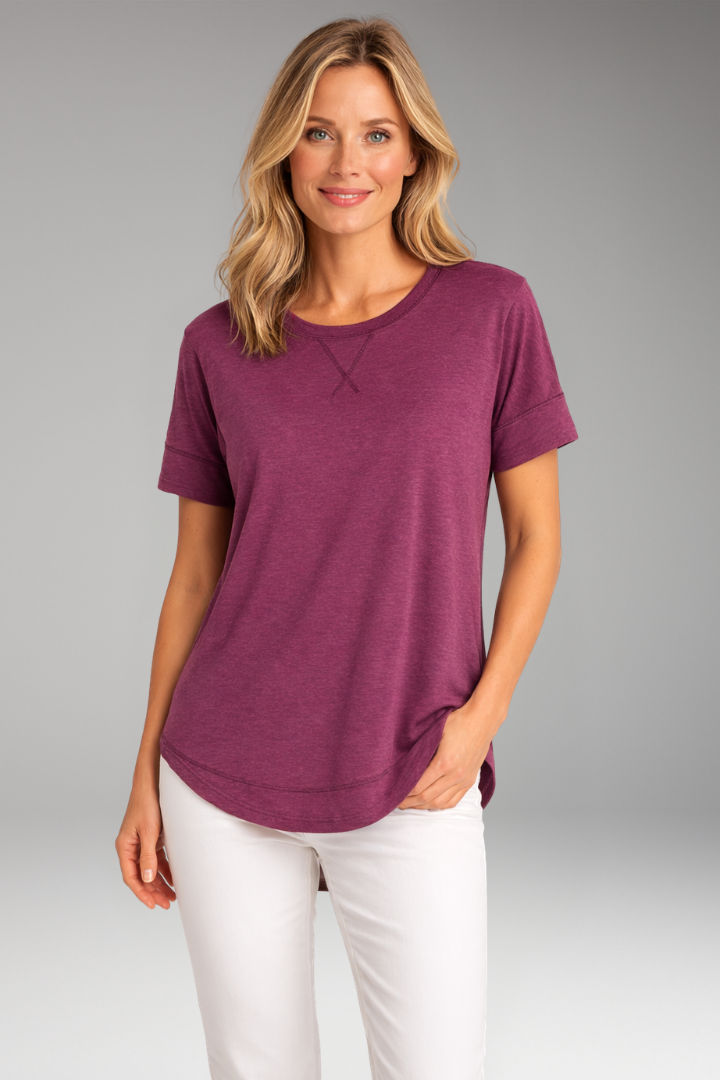 Comfortable women's relaxed fit t-shirt, round neck, curved hem, a stylish and essential everyday top.