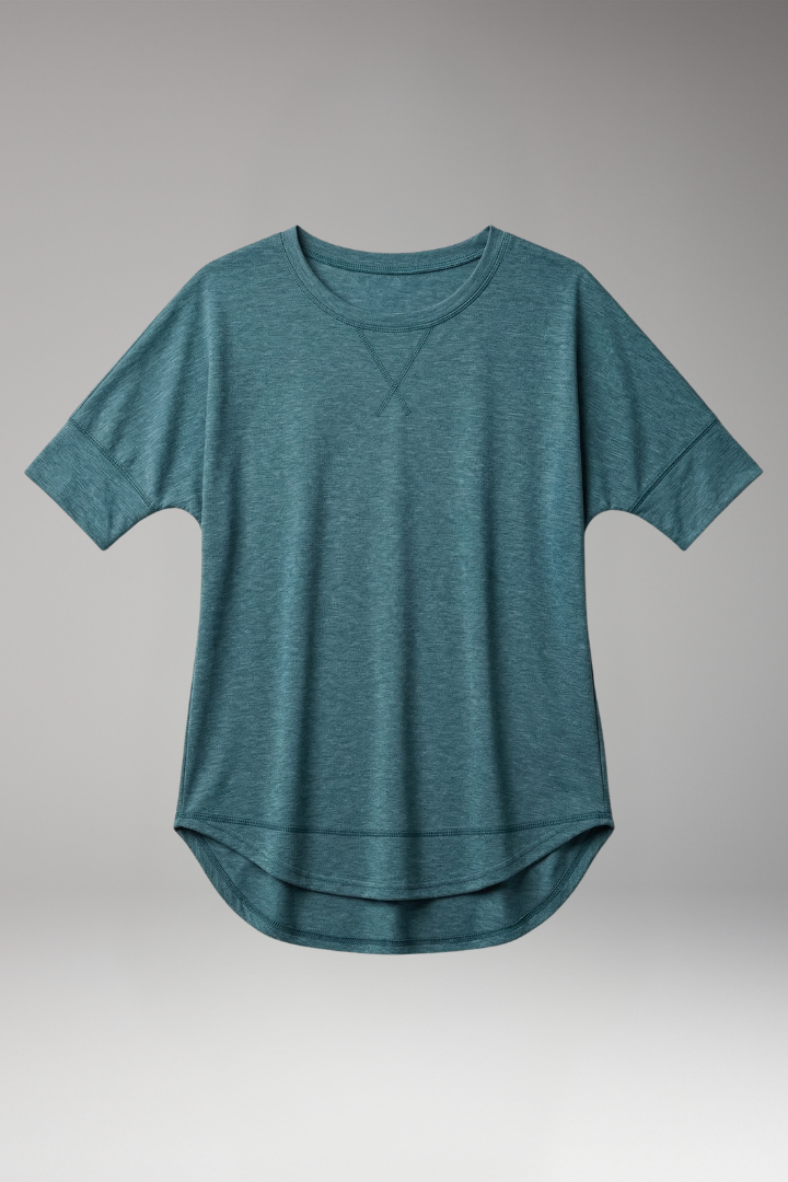 Comfortable women's short sleeve t-shirt, relaxed fit, perfect for everyday wear and casual style.