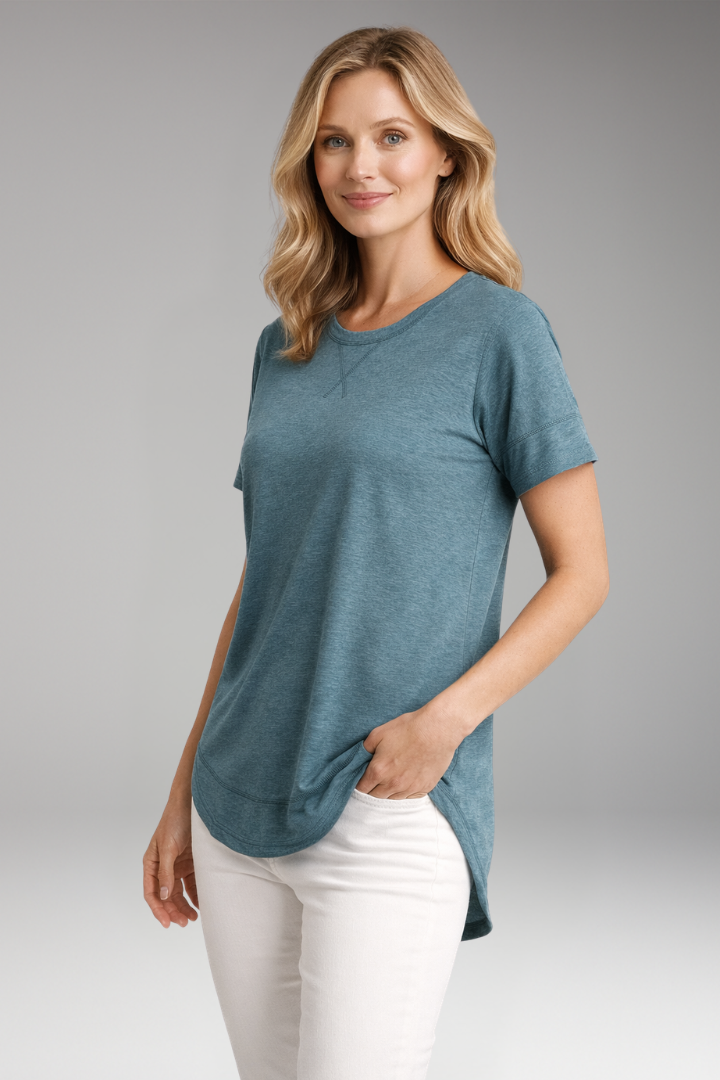 Summer women's short sleeve t-shirt, relaxed fit, comfortable and breathable for everyday activities.