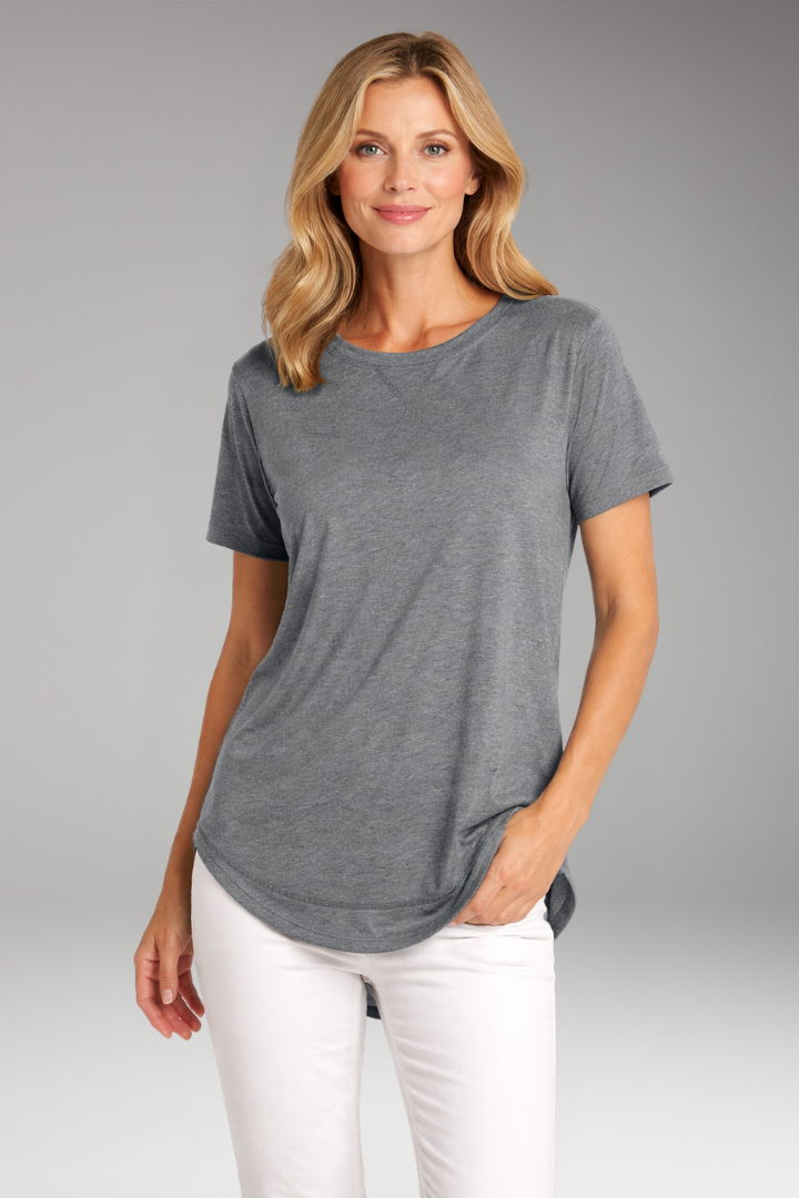 Casual women's round neck t-shirt, relaxed fit, short sleeve, ideal for comfortable everyday fashion.