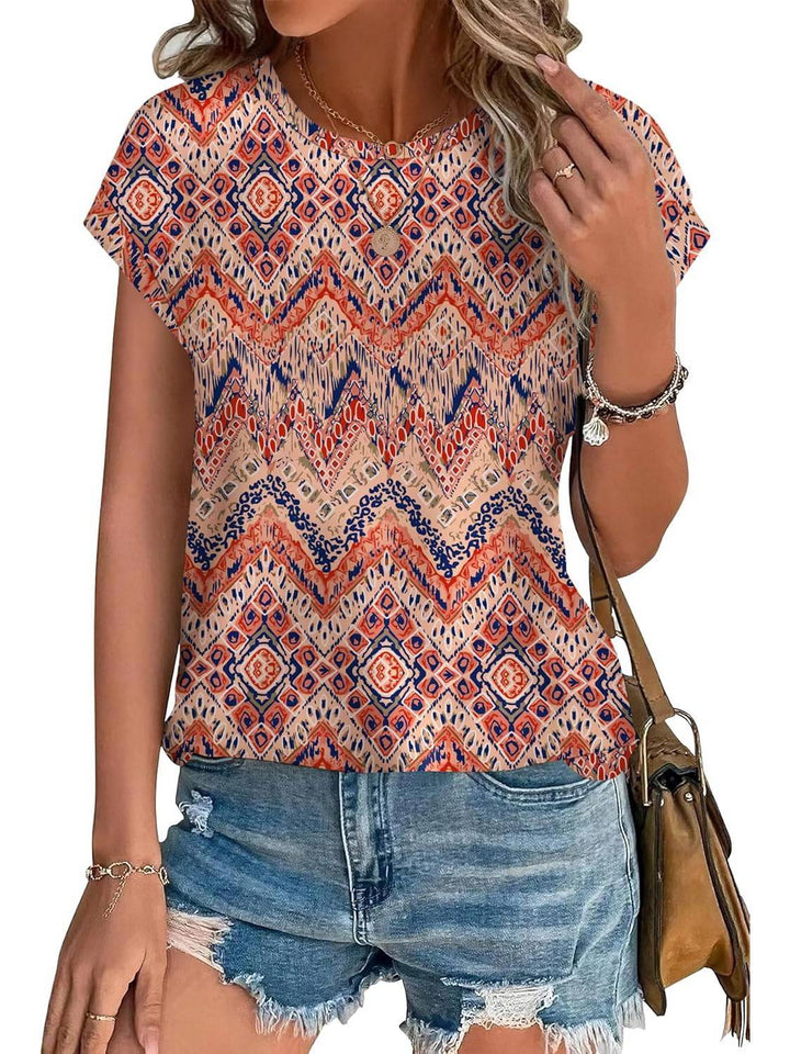 Comfortable women's leaf print top, crew neck and short sleeves. Ideal for spring fashion.