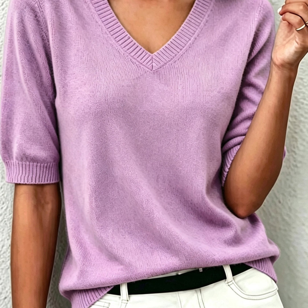 Comfortable women's short sleeve V-neck sweater, ideal for office wear or a chic everyday look.