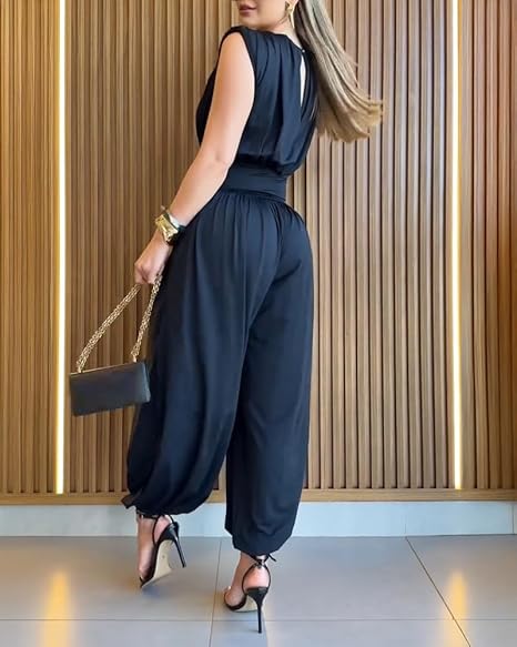 Chic women's sleeveless jumpsuit, elegant design, high waist, and comfortable balloon legs.
