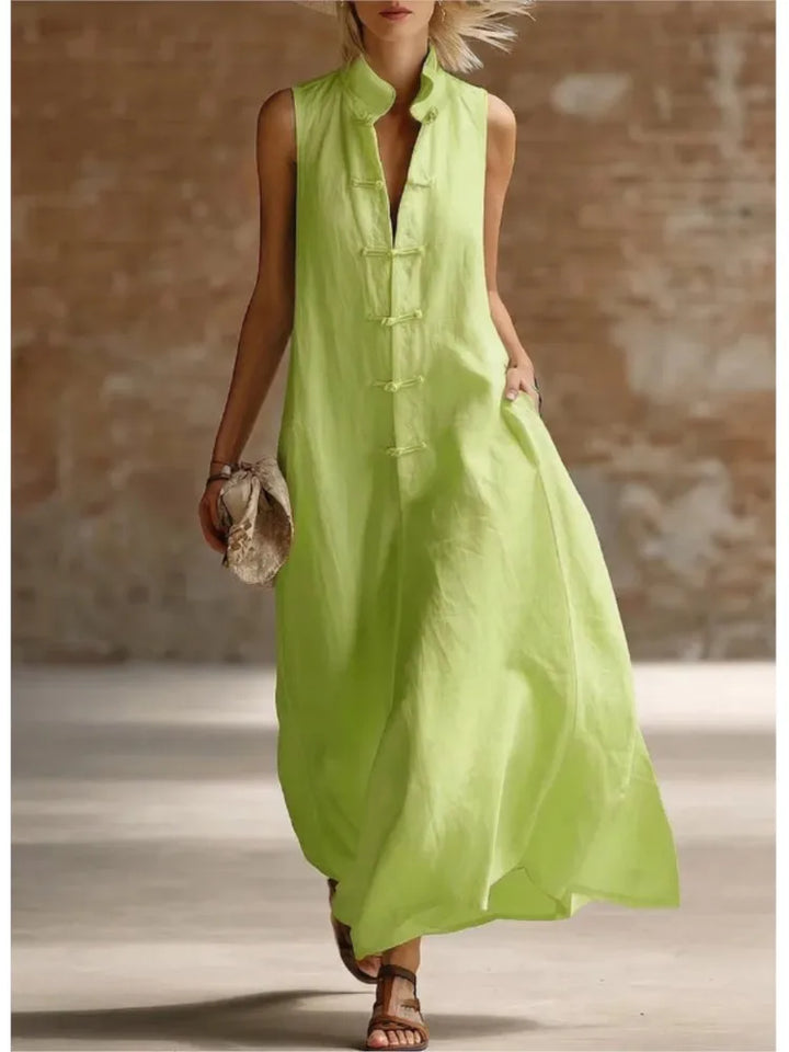 Women's sleeveless maxi shirt dress in a flowy design. Ideal for a stylish, comfortable summer day or resort look.