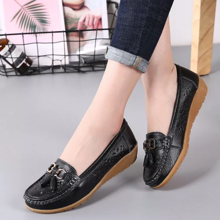 Stylish slip-on women's moccasin sandals, soft & breathable for versatile summer outfits.