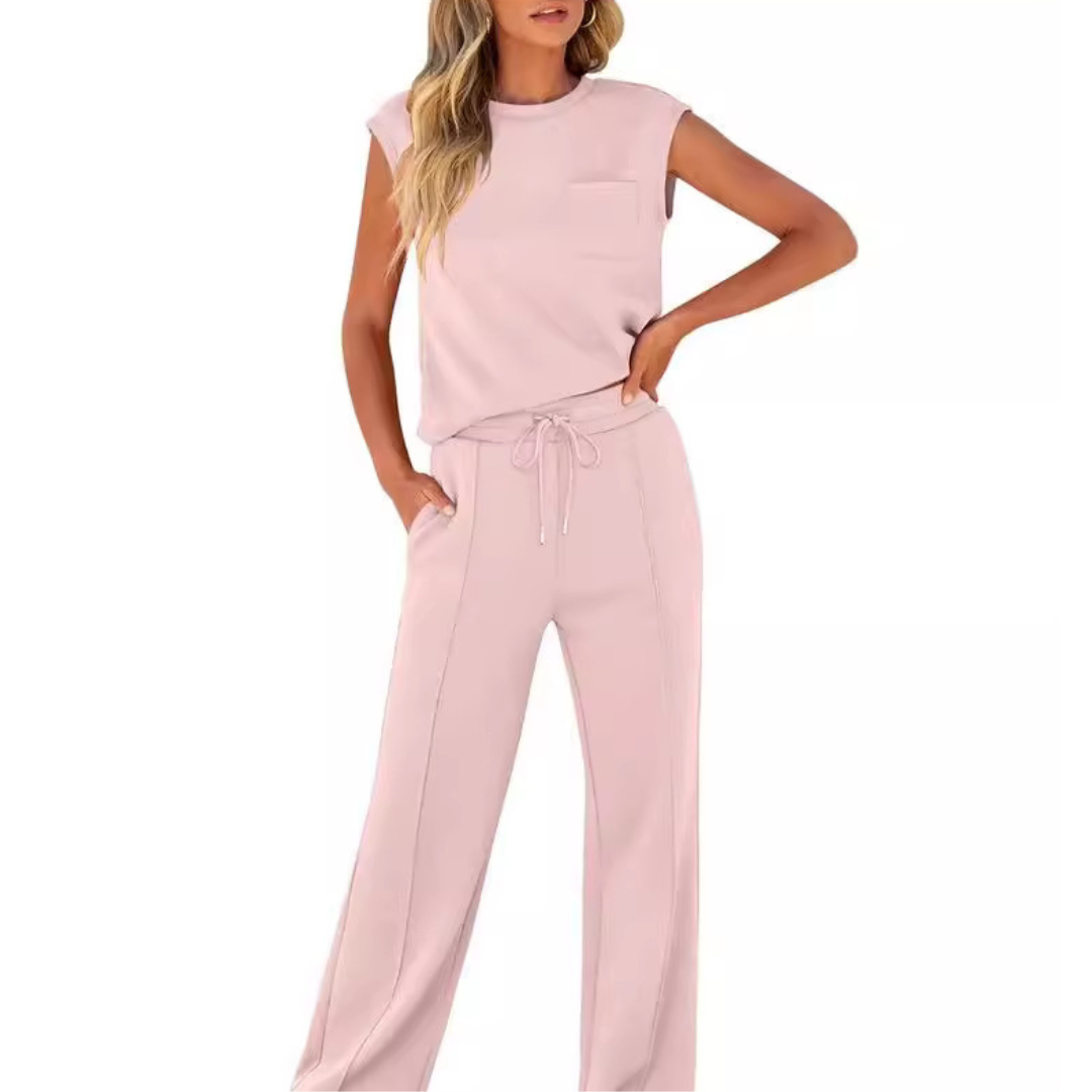 Relaxed fit women's lounge set, comfortable summer outfit, everyday casual wear.