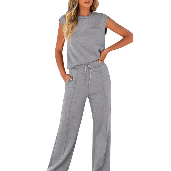Lightweight women's lounge outfit, soft, perfect for summer comfort and relaxation.