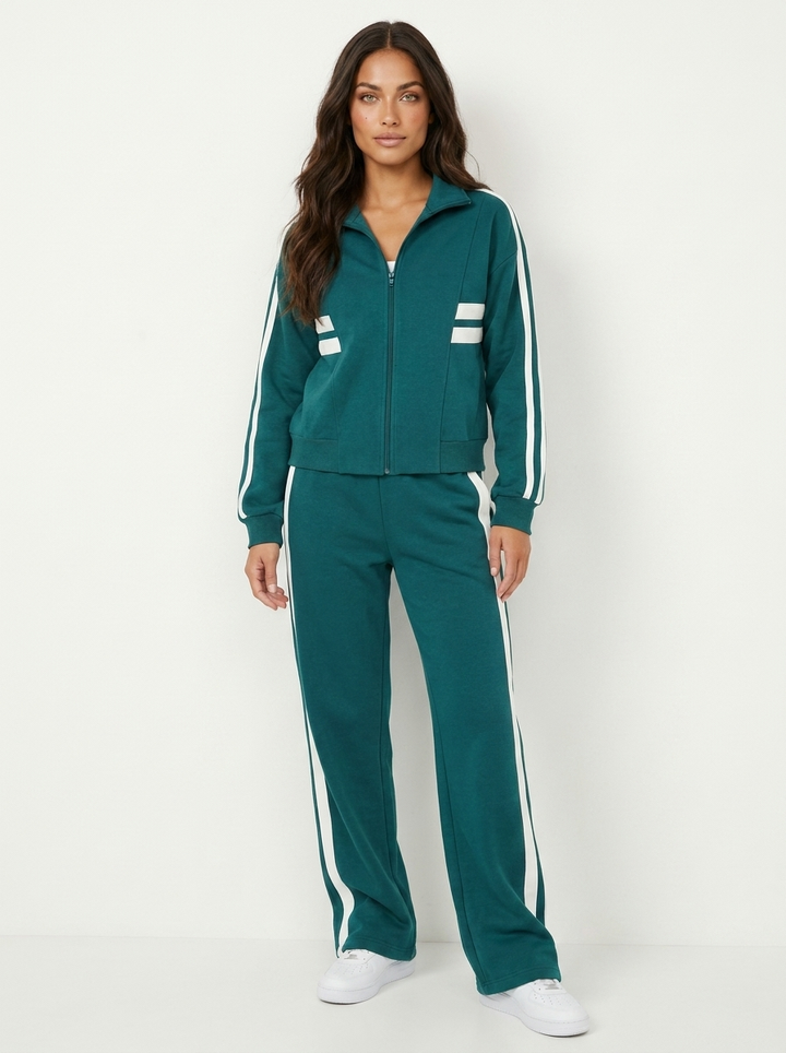 Sporty women's tracksuit set: two-piece with zip-up jacket, wide-leg pants, and eye-catching contrast stripes.
