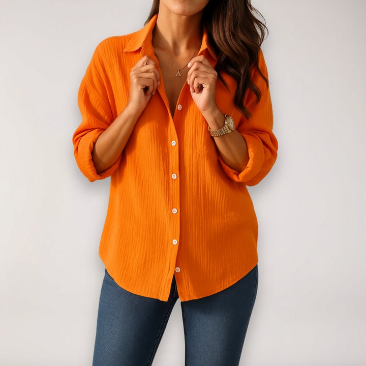 Fashionable women's button blouse, relaxed fit with roll-up sleeves for a versatile, comfortable everyday style.