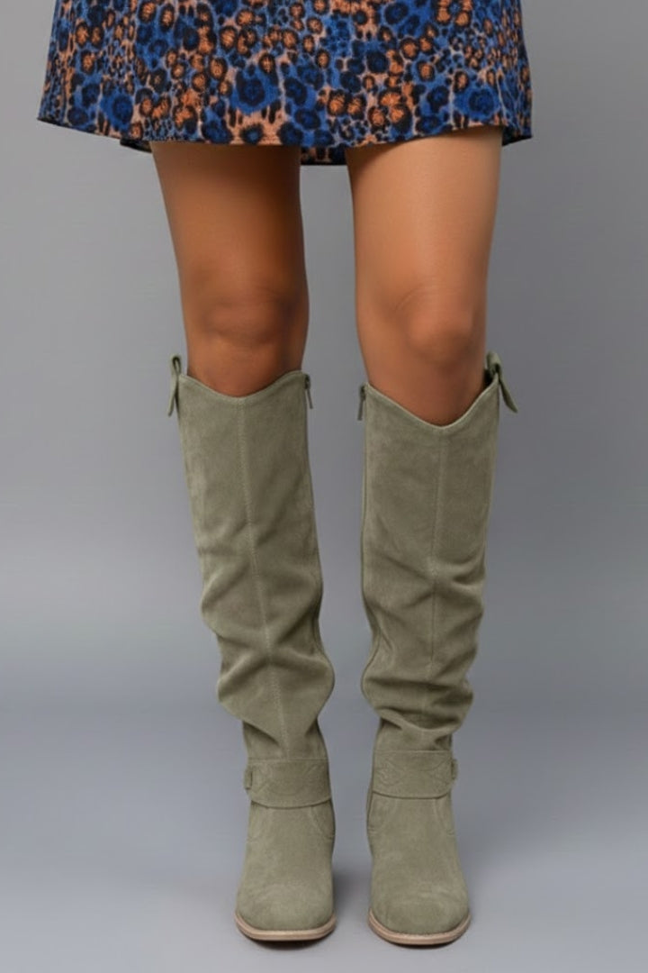 Stylish ladies' flat knee-high dress boots, perfect for a chic look and all-day comfort.