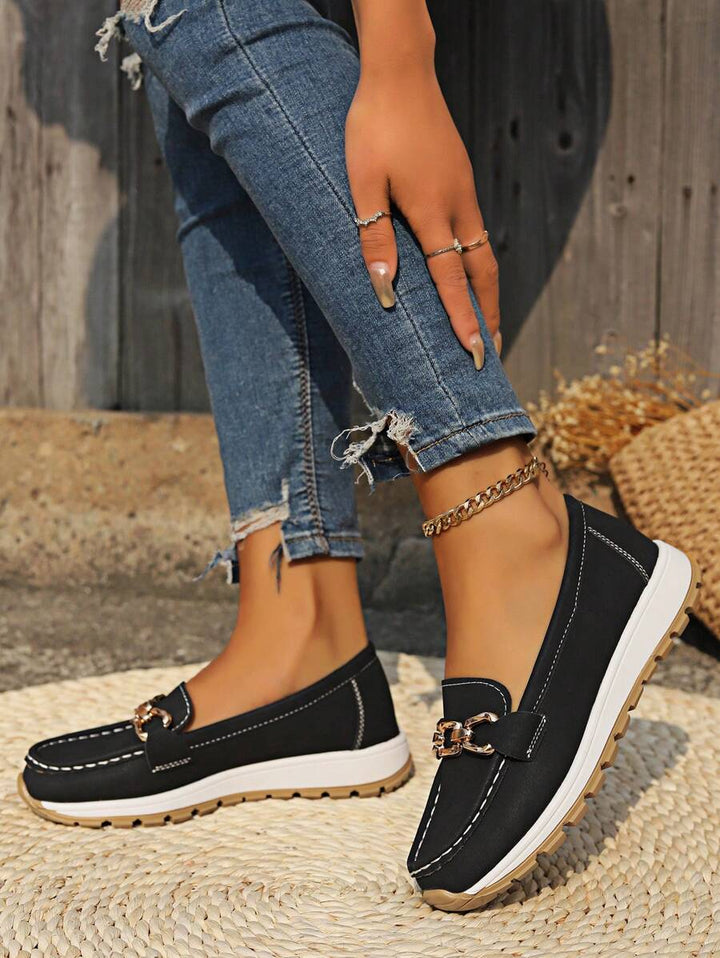 Chic women's flatform slip-on loafers. Features a comfy round toe and striking gold chain detail for style.