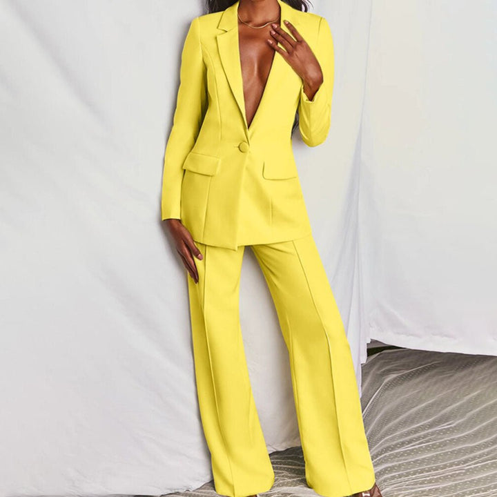 Women's tailored blazer & trousers set. Chic business workwear outfit.