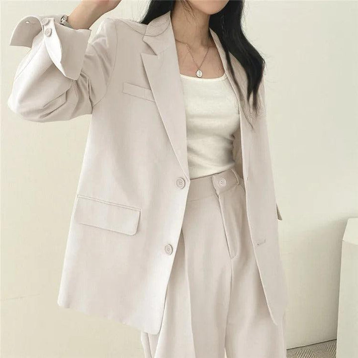 Fashionable women's suit set, comprising a long tailored blazer and elegant trousers.