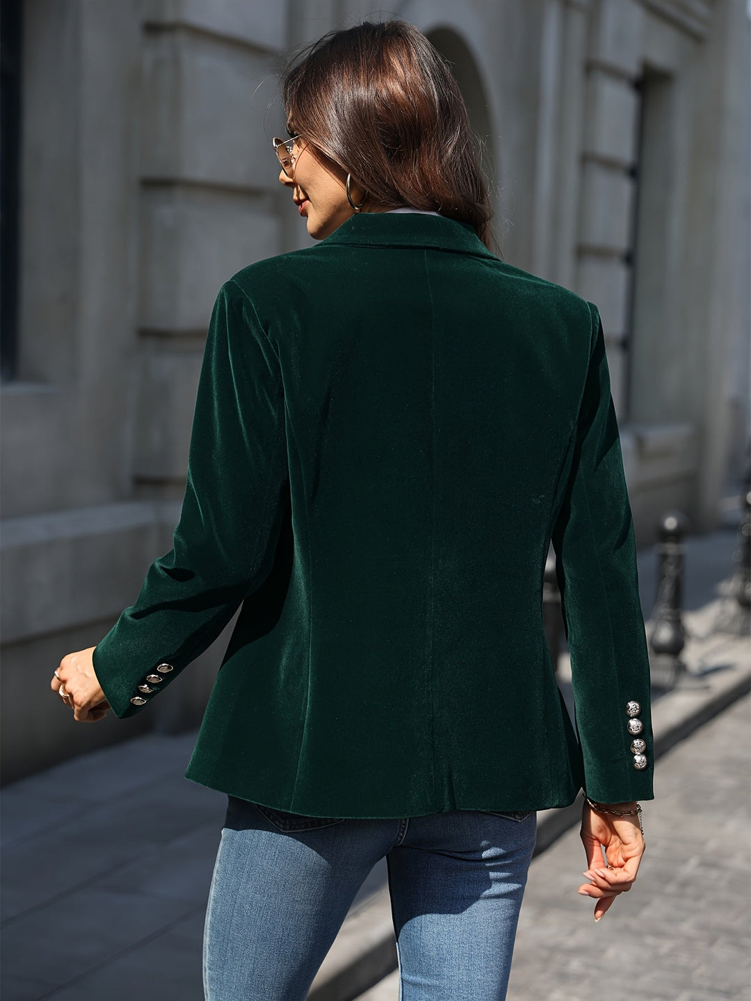 Sophisticated women's velvet blazer, tailored fit, featuring prominent gold button detailing.