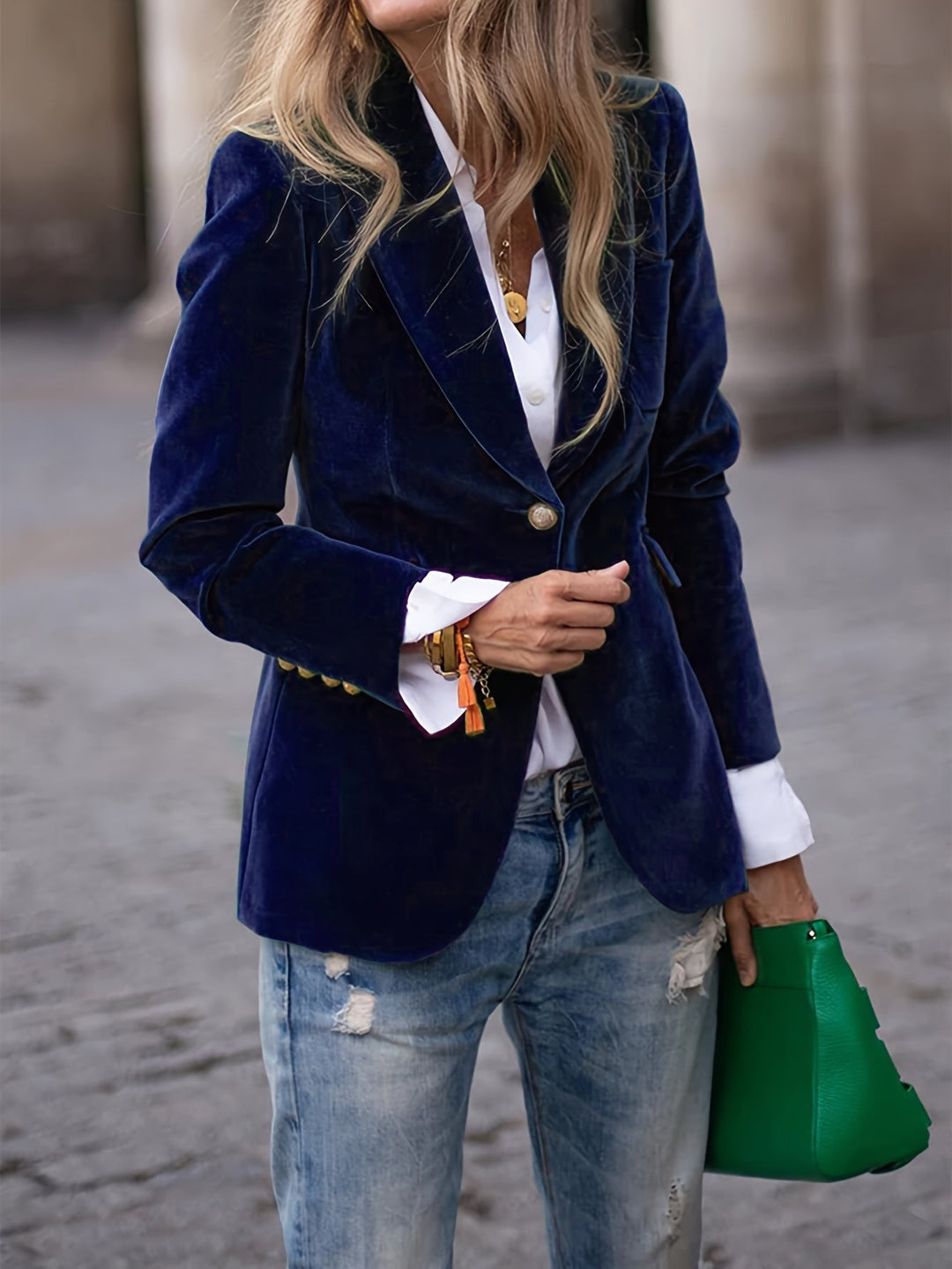 Statement piece: women's tailored velvet blazer with gold buttons, ideal for elegant fashion.