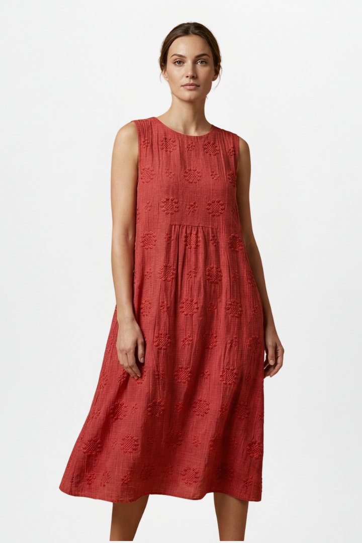 Casual women's textured sleeveless midi dress, round neck, with pockets, perfect for versatile daily outfits.