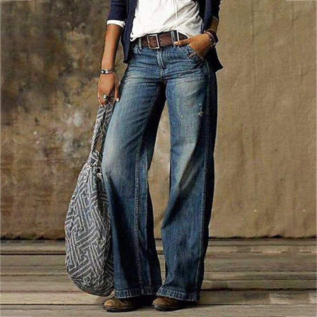 Modern women's high-waisted wide-leg jeans, perfect for versatile everyday wear and a fashion-forward look.