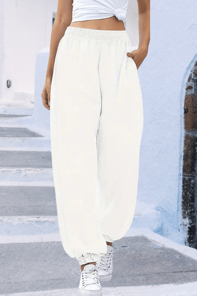 Chic women's high-rise joggers with elastic waist, combining comfort and casual style.