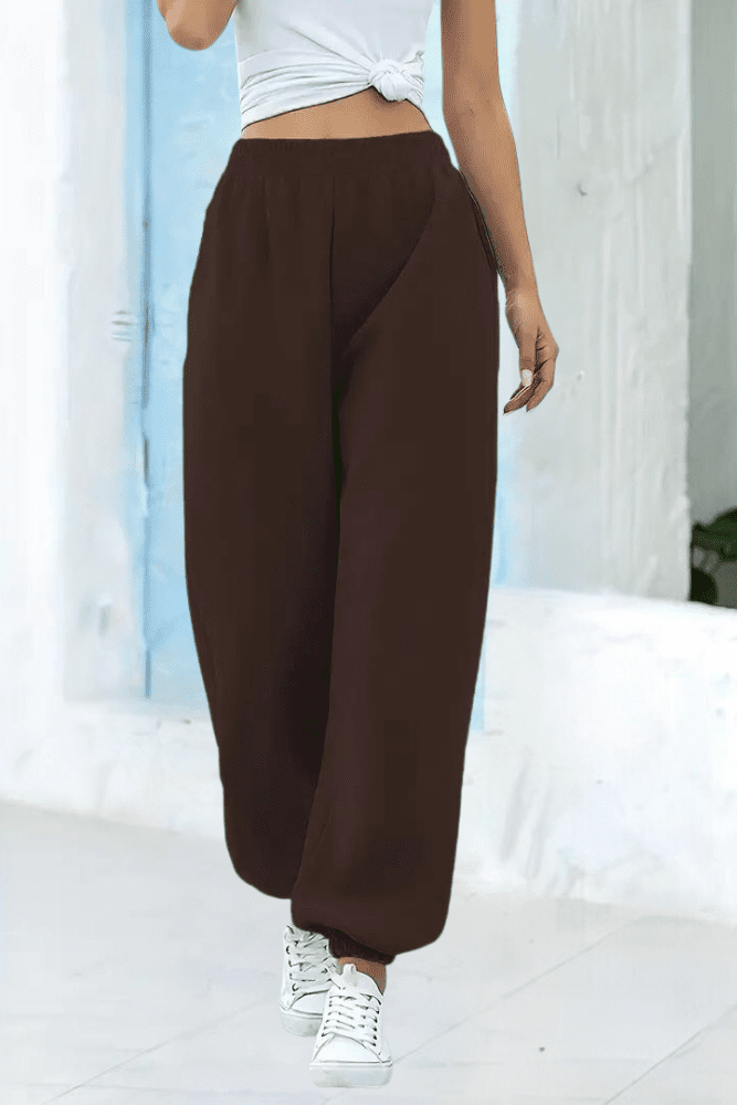 Experience ultimate comfort in these women's high-rise joggers with a secure elastic waist.