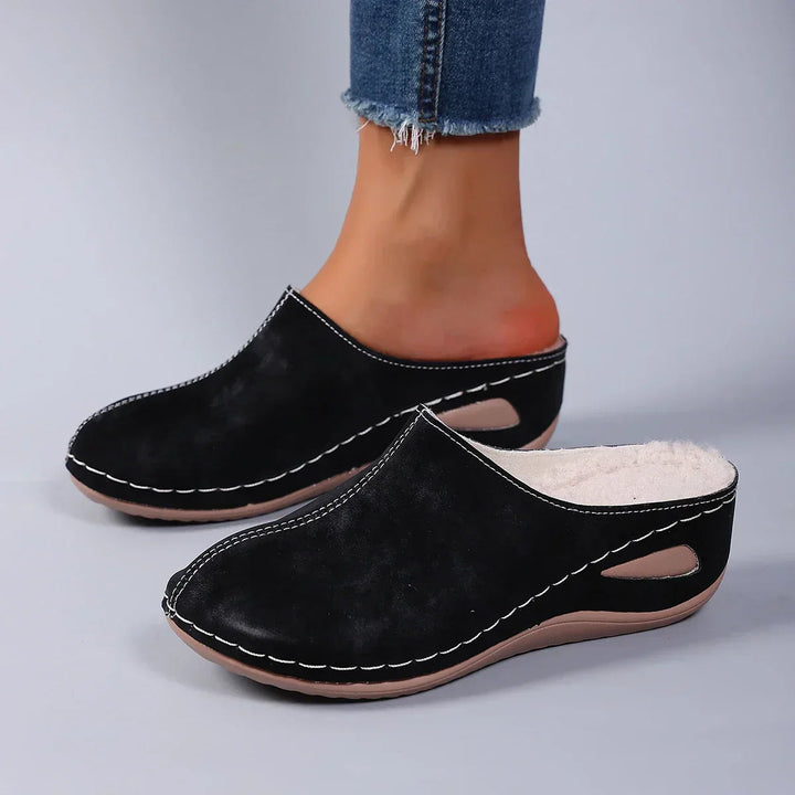 Stylish women's casual slip-on clogs, easy wear design for ultimate comfort and everyday convenience.