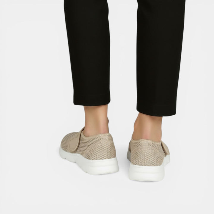 Stylish women's orthopedic sneakers, lightweight and comfortable, perfect for everyday walking.