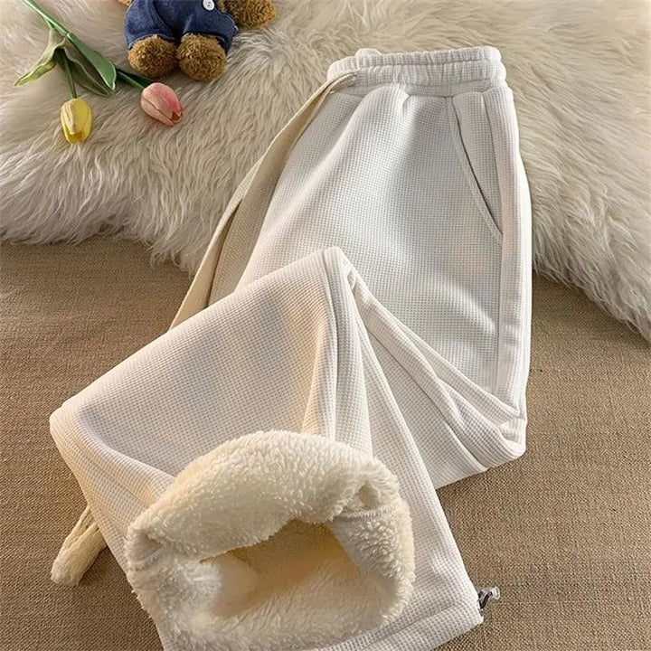 Relaxed fit women's lounge pants with elastic waist, ideal for everyday casual wear and ultimate comfort.