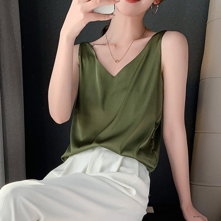 Versatile women's top: Sleeveless V-neck, loose fit, ideal for warm weather and relaxed fashion.