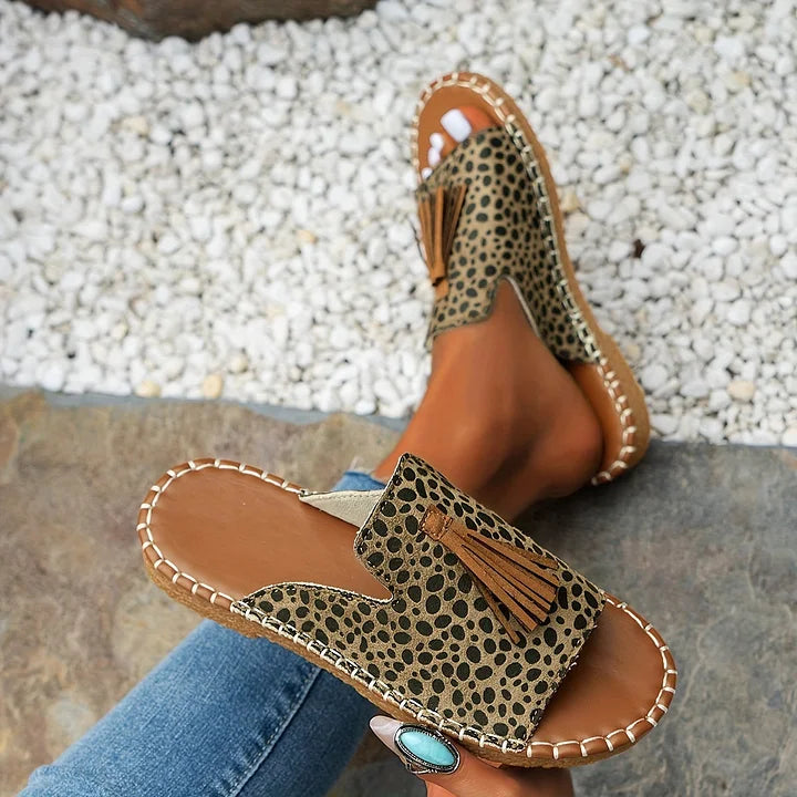 Comfortable women's everyday flat sandals, versatile casual footwear for any summer occasion.