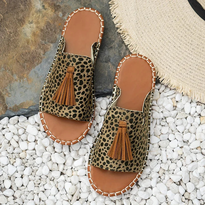 Fashionable women's slip-on flat sandals, designed for comfortable everyday wear this summer.