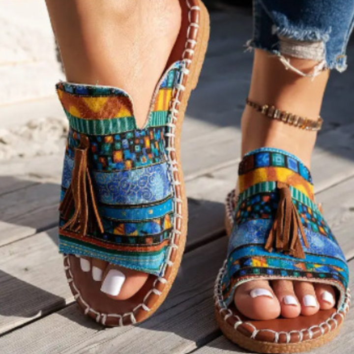 Stylish women's casual flat sandals, perfect for comfortable daily summer fashion.