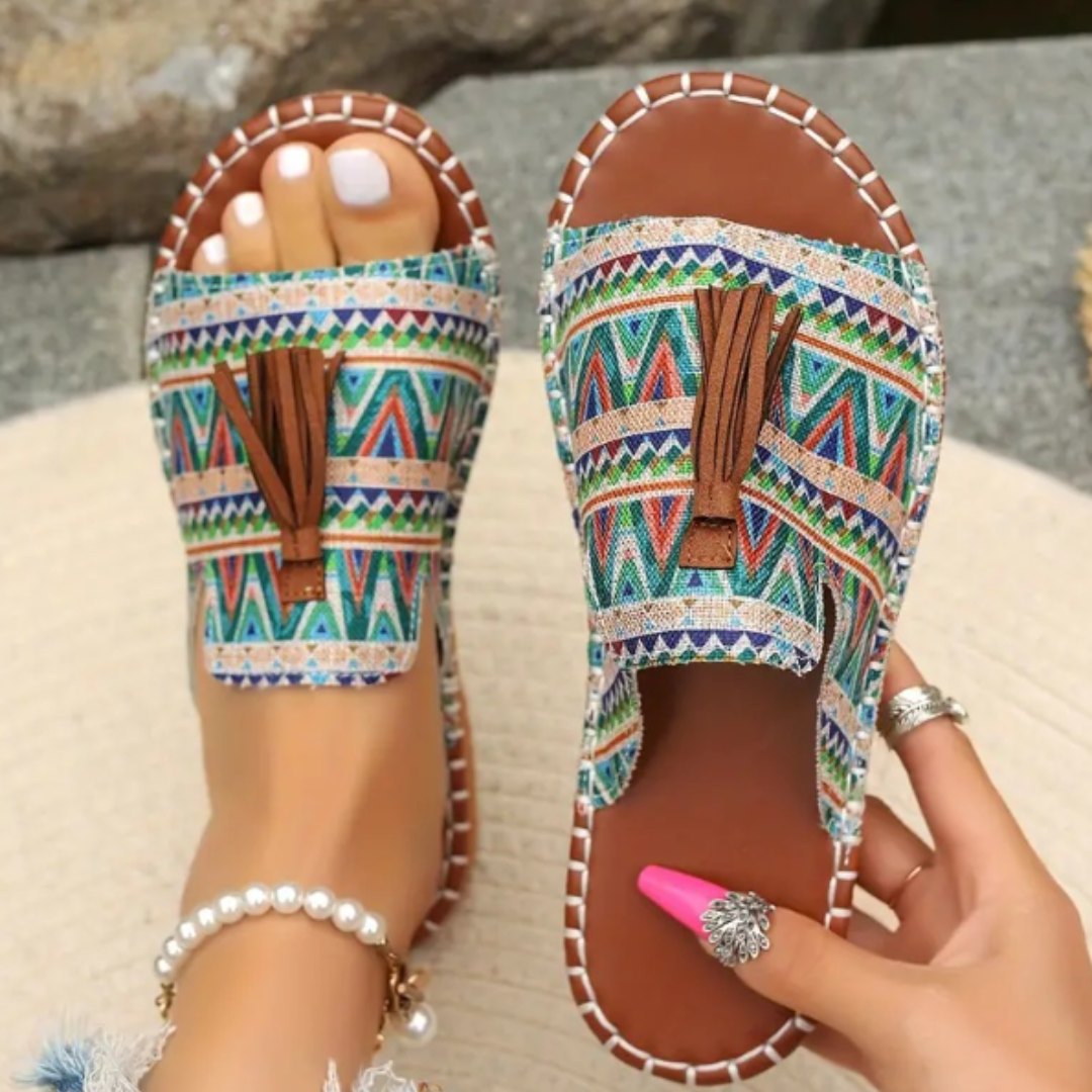 Slip-on women's sandals, comfortable and fashionable flat footwear for ladies' summer outfits.