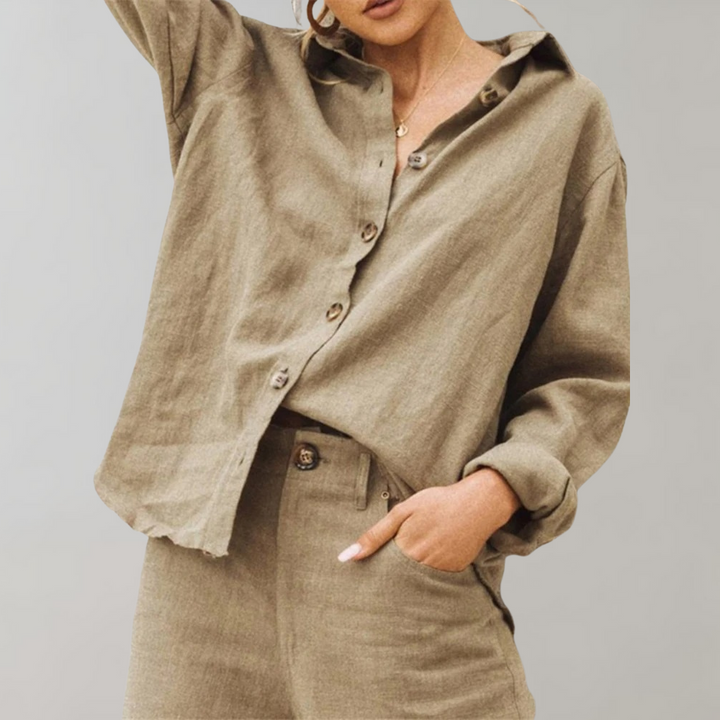 Relaxed fit women's vintage style oversized blouse. Comfortable long sleeve shirt for versatile, casual chic fashion.