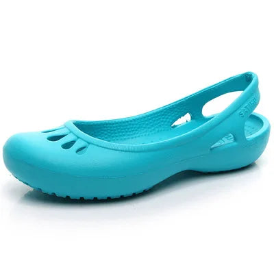 Casual waterproof women's slingback jelly sandals for stylish summer beach comfort.
