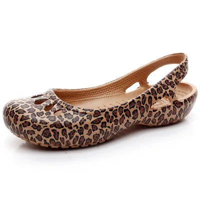 Durable women's jelly flat sandals, offering waterproof comfort for beach & casual summer.