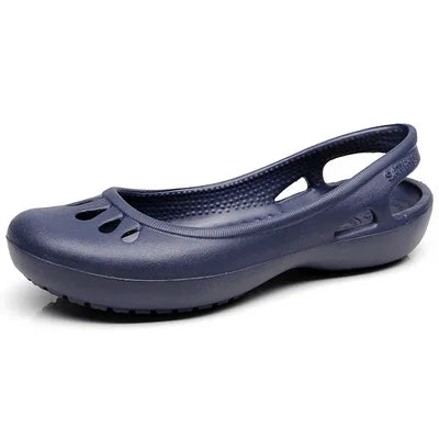 Aqua-friendly women's flat jelly sandals, comfortable and waterproof for all summer activities.