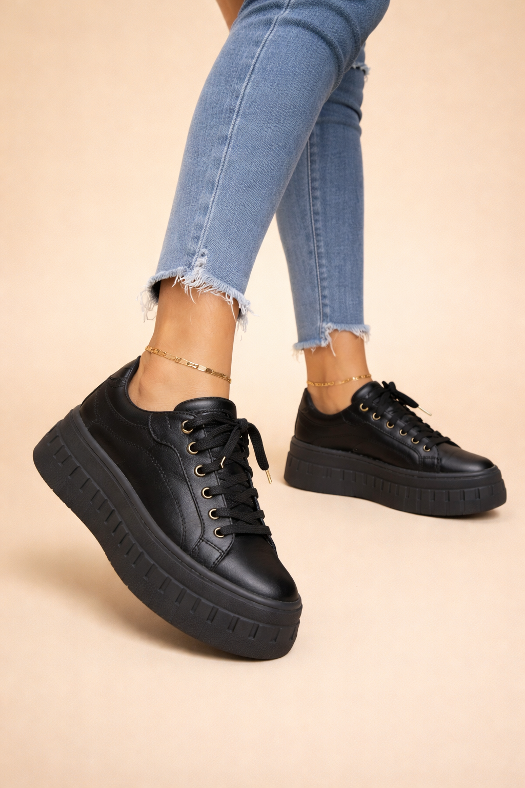 Fashionable black women's platform sneakers with thick cushioned sole. Height-increasing, lace-up design for trendy casual wear.