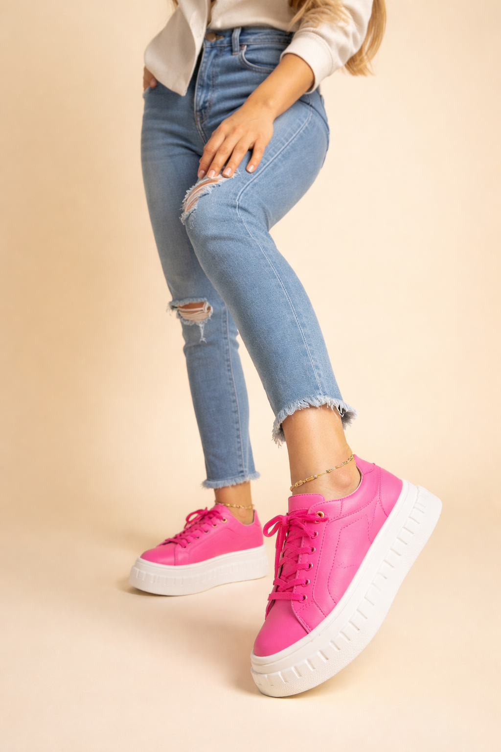 Comfortable women's platform sneakers with cushioned sole. Stylish lace-up design, perfect for everyday casual and fashion looks.