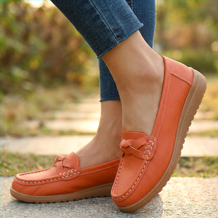 Women's casual loafers, wide fit, arch support, supportive orthopedic design.