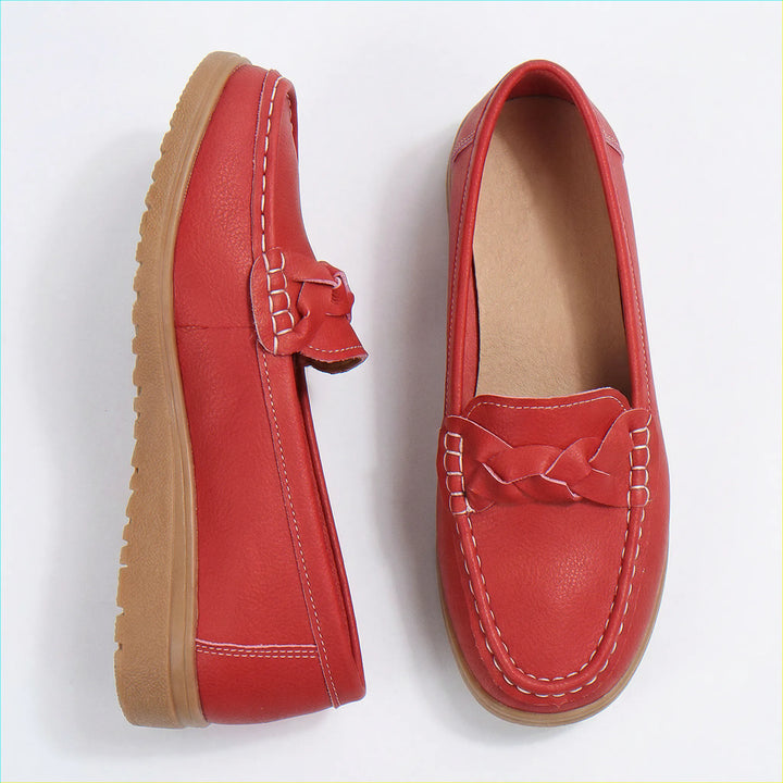 Supportive women's loafers, wide fit, arch support, ideal for daily wear.