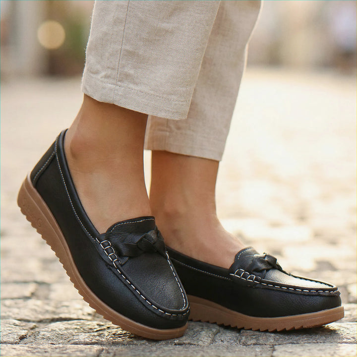 Women's wide fit loafers with arch support, offering orthopedic comfort & foot health.