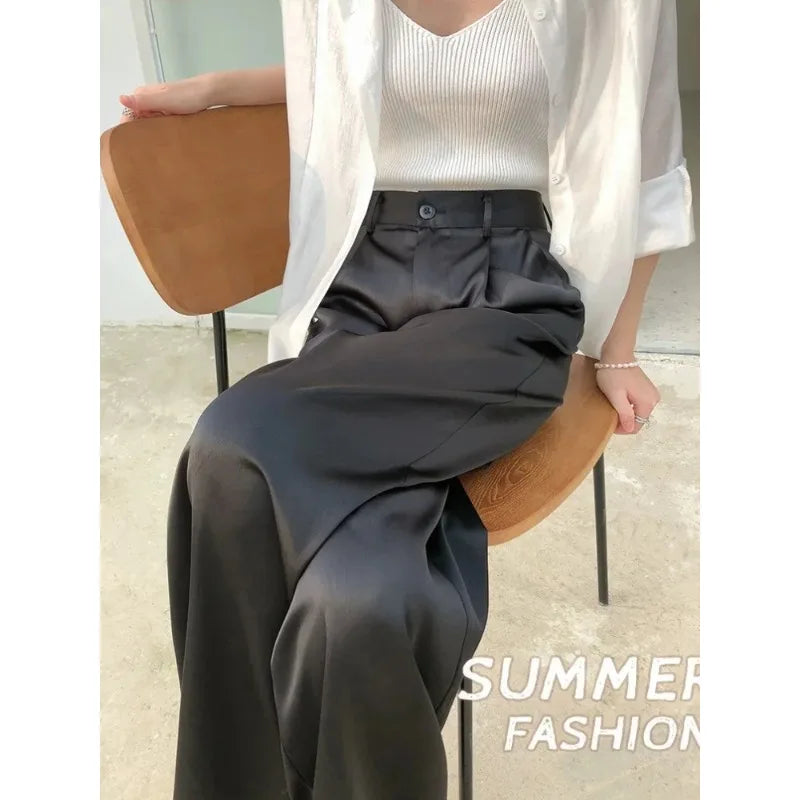 Versatile full-length loose fit pants with a high waist and wide leg, ideal for comfort.
