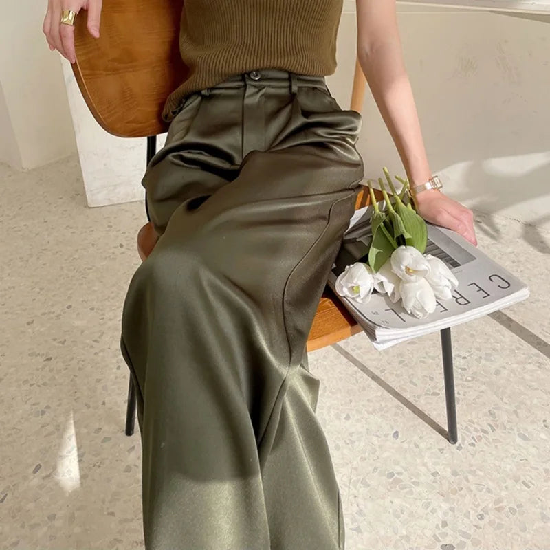 Flowy wide leg high waist women's pants, providing an elegant and comfortable loose fit.