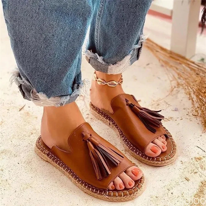 Versatile women's cushioned woven slides, easy slip-on summer sandals designed for all-day comfort and casual style.