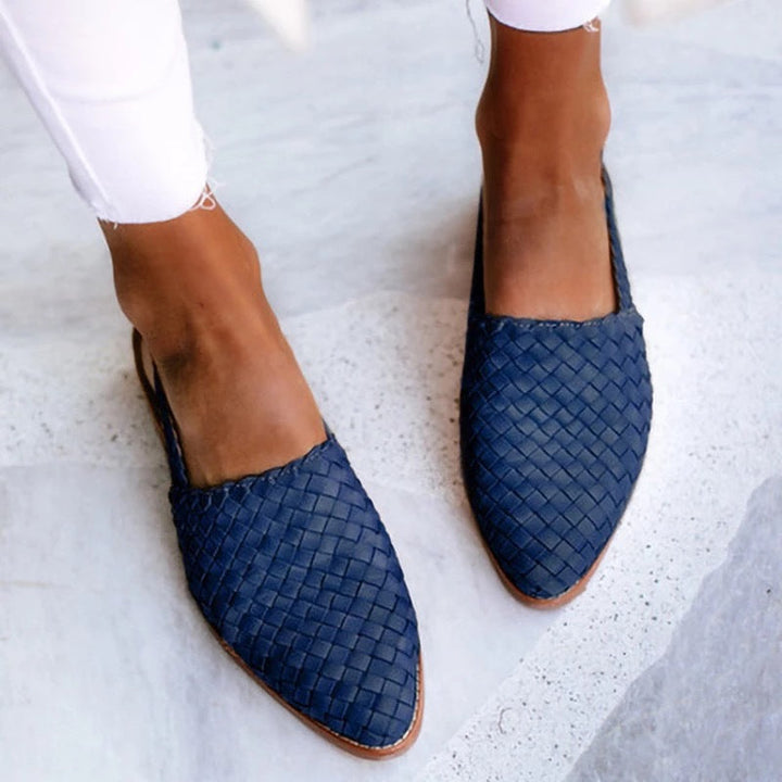Smart casual women's slip-on woven mules, closed toe flat sandals, a versatile spring wardrobe staple.