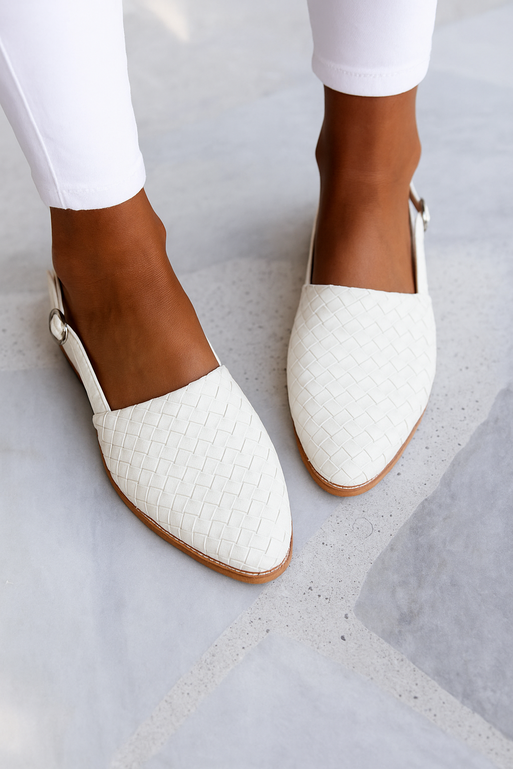 Elegant women's slip-on closed toe woven mules, comfortable flat sandals for versatile backless style.