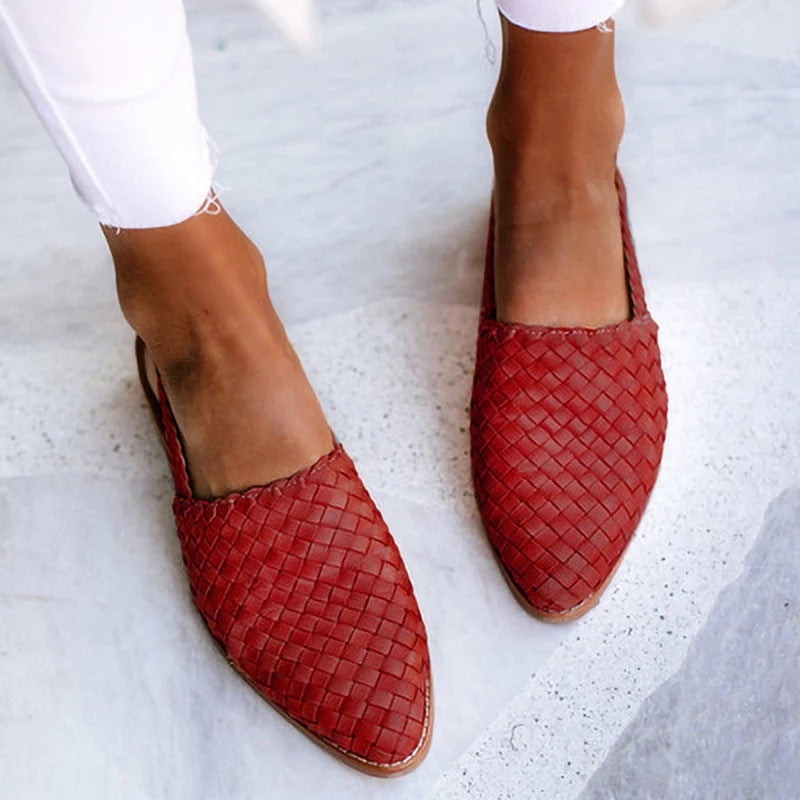 Comfort-focused women's woven closed toe mules, backless slip-on flat sandals for summer style.