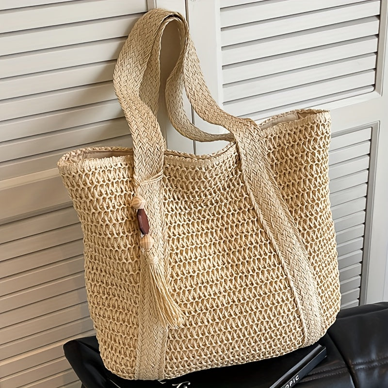 Versatile straw tote bag for women, featuring a beautiful woven texture, fringe, and a tassel detail.